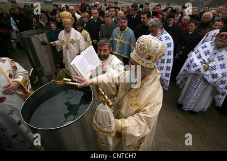 Weihwasser Weihe am Dreikönigstag Tag vor St Parascheva Kirche in Belgrad, Serbien. Stockfoto