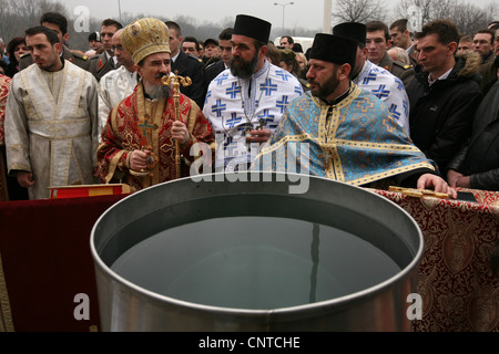 Weihwasser Weihe am Dreikönigstag Tag vor St Parascheva Kirche in Belgrad, Serbien. Stockfoto