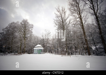 kleines Badehaus am Rande eines Waldes in eine verschneite Landschaft, Deutschland, Rheinland-Pfalz, Altenkirchen Stockfoto
