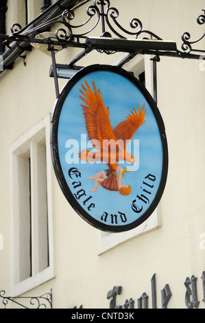 Inn-Zeichen auf der Adler und Kind im St Giles, Oxford, ein Pub, frequentiert von CS Lewis und JRR Tolkien über viele Jahre Stockfoto