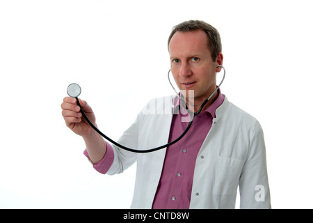 Arzt im ärztlichen Cote mit Stethoskop in Luft Stockfoto