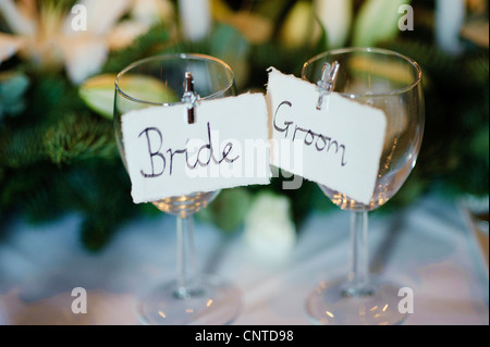 Hochzeit Frühstück Rezeption Tische mit Kerzen, Geschenke, Braut und Bräutigam Namen Plätze abgeschnitten, um Wein Gläser Stockfoto