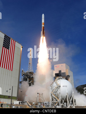 Ein United Launch Alliance Delta IV Raketenstarts 3. April 2012 von Vandenberg Air Force Base in Kalifornien. Der Start war das Department of Defense erste Trägerrakete Delta IV Medium mit einem 5 Meter Nutzlast Verkleidung und zwei solide Raketenmotoren konfiguriert. Stockfoto