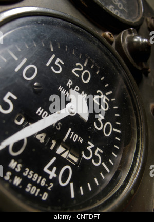 Drehzahlmesser und Stunden laufen Meter auf Vintage Militärfahrzeug Stockfoto