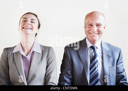 Geschäftsleute, die gemeinsam lachen Stockfoto