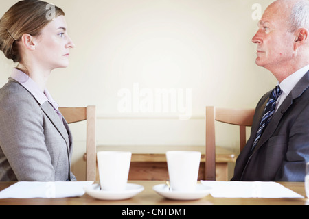 Seriöses Geschäftsleute sitzen im café Stockfoto