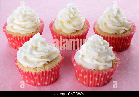 ROSA UND WEIßE PERLE CUPCAKES Stockfoto