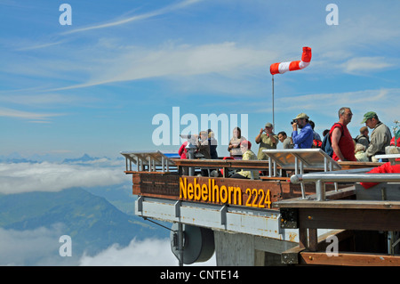 Aussichtsplattform an der Bergstation der Nebelhorn voller Besucher, Deutschland, Bayern, Allgaeuer Alpen Stockfoto