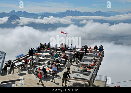 Aussichtsplattform an der Bergstation der Nebelhorn voller Besucher, Deutschland, Bayern, Allgaeuer Alpen Stockfoto