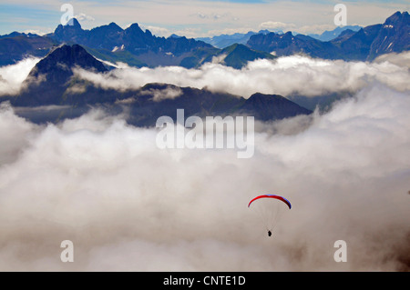 Panoramablick vom Gipfel des Nebelhorn mit dem Gleitschirm in den Vordergrund, Deutschland, Bayern, Allgaeuer Alpen Stockfoto