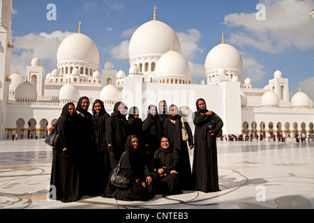 Gruppe von Schwarz verschleierte Frau posiert vor der Scheich-Zayid-Moschee in Abu Dhabi, der Hauptstadt der Vereinigten Arabischen Stockfoto
