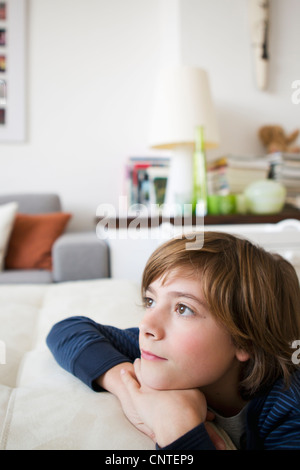 Junge auf Sofa im Wohnzimmer entspannen Stockfoto