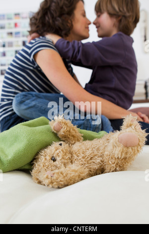 Mutter und Sohn im Wohnzimmer entspannen Stockfoto