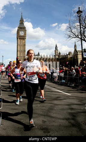 Konkurrenten während der 32. Virgin London-Marathon in London, 22. April 2012 Stockfoto