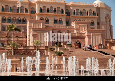 Brunnen vor dem Emirates Palace, ein Luxushotel in Abu Dhabi, Vereinigte Arabische Emirate, Asien Stockfoto