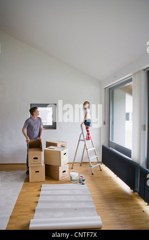 Vater und Tochter Malerei neues Haus Stockfoto