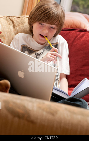 männliche junge seine Hausaufgaben Stockfoto