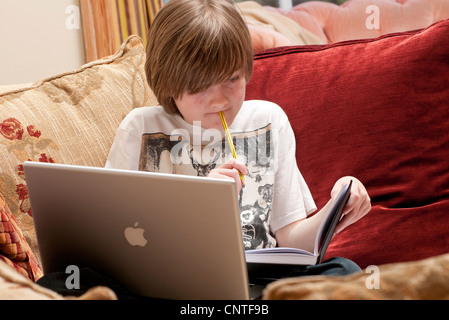 männliche junge seine Hausaufgaben Stockfoto