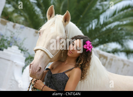 Andalusische Pferd (Equus Przewalskii F. Caballus), junge Frau mit andalusischen Pferd, Spanien, Andalusien Stockfoto