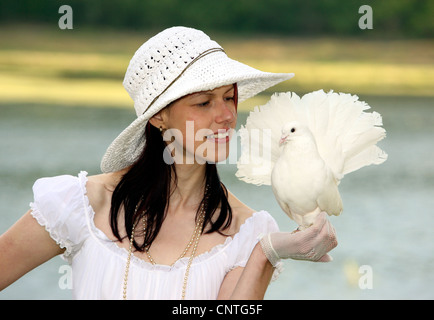 junge Frau mit weiße Taube Stockfoto