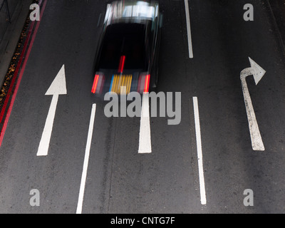 Auto Straße Pfeile markieren die Spur Umstellung Stockfoto