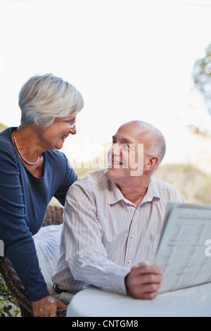 Älteres paar lesen Zeitung im freien Stockfoto