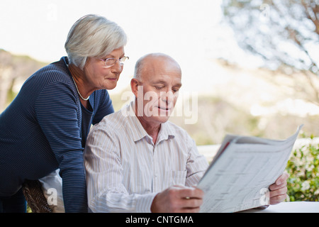 Älteres paar lesen Zeitung im freien Stockfoto