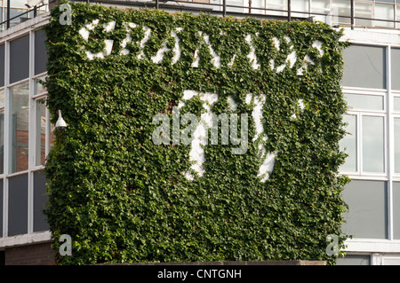 Überwuchert Schild am Eingang nach Granada TV Studios, Quay Street, Manchester, England, Großbritannien Stockfoto