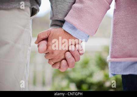 Nahaufnahme eines älteren paar Hand in Hand Stockfoto