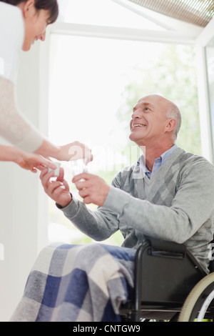 Krankenschwester ältere Patienten Medikamente geben Stockfoto