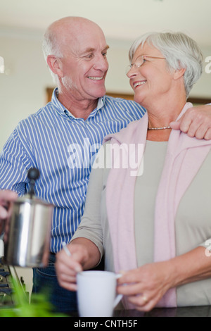 Älteres Ehepaar Kaffeezubereitung zusammen Stockfoto