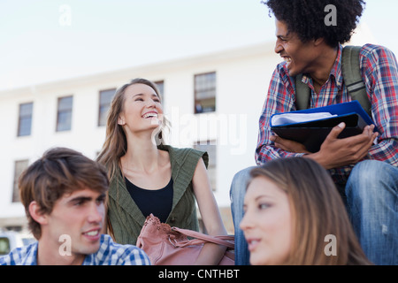 Studenten auf dem Campus im Gespräch Stockfoto