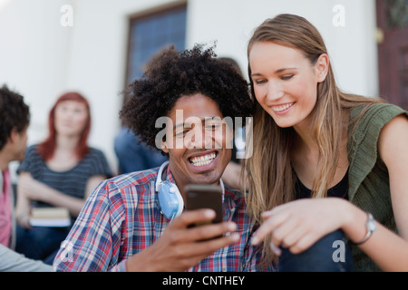 Studenten mit Handy auf dem campus Stockfoto