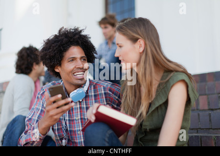 Studenten mit Handy auf dem campus Stockfoto
