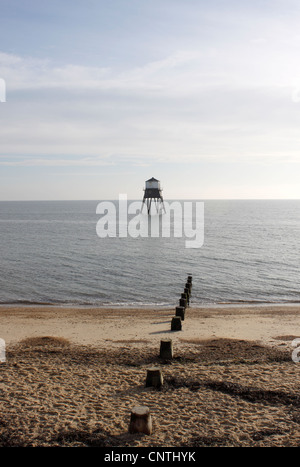 VIKTORIANISCHE NIEDRIGER LEUCHTTURM IN DOVERCOURT AN DER OSTKÜSTE ESSEX IM VEREINIGTEN KÖNIGREICH. Stockfoto