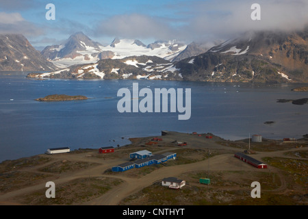 Nächster Flughafen Gebäude und Blick auf Küste Umgebung, Tunu, Tasiilaq, Grönland, Kulusuk Stockfoto