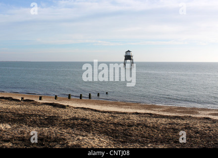 VIKTORIANISCHE NIEDRIGER LEUCHTTURM IN DOVERCOURT AN DER OSTKÜSTE ESSEX IM VEREINIGTEN KÖNIGREICH. Stockfoto