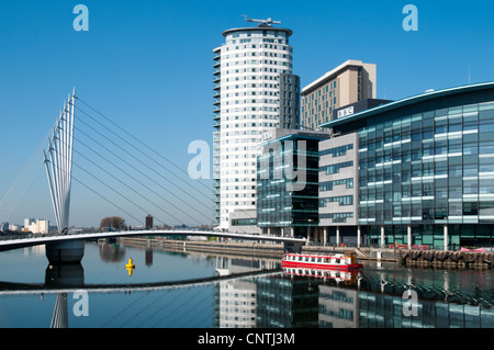 Das Herz-Apartment-Block am MediaCityUK-Komplex, über dem Manchester Ship Canal in Salford Quays, Manchester, England, Großbritannien Stockfoto