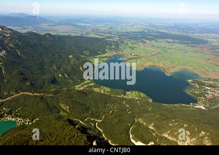 Vordergrund: Jochbergspitze mit Walchensee und Urfeld, linke Seite Herzogstand, rechts: See Kochel, Kochelsee, Kochel am See. Im Hintergrund See Froschhausen, Froschhauser See und See Staffel, Staffelsee, Deutschland, Bayern Stockfoto