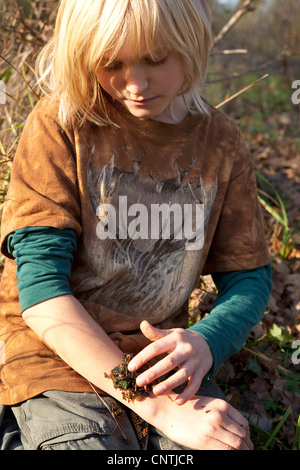 gemeinsamen Beinwell (Symphytum Officinale), Brei und schrie Blätter und Wurzeln Ar angewendet auf die Wunde, Deutschland Stockfoto