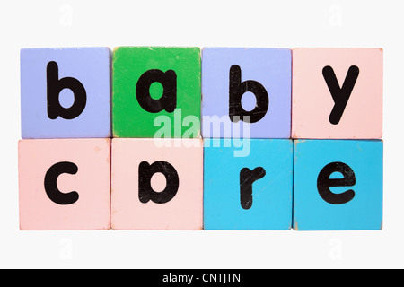 verschiedene Kinder Spielzeug Bausteine Brief vor einem weißen Hintergrund, die Babypflege mit Beschneidungspfad zu buchstabieren Stockfoto