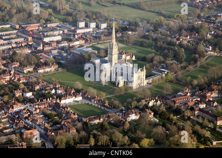 Salisbury aus der Luft, einschließlich Salisbury Kathedrale, England. Fotografiert von einem Heißluftballon. Stockfoto