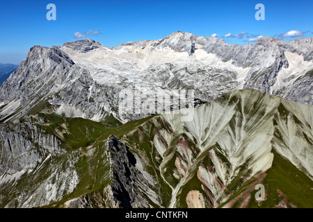 Blick von Süden auf Zugspitze Bildung. Wetterspitze auf der linken Seite, Schneefernerkopfs, Zugspitze mit Bergstation. Hoher Kamm im Vordergrund links: Deutschland, Bayern Stockfoto