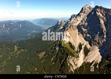 Nordwesten der Zugspitze Bildung, See Elb (Elbseerestaurant) mit Garmisch-Partenkirchen in der Mitte, Deutschland, Bayern Stockfoto