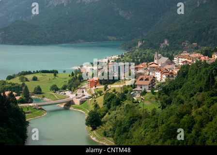 See Lago di Molveno in den Bergen, Gruppo di Brenta, Italien, Südtirol, Molveno Stockfoto