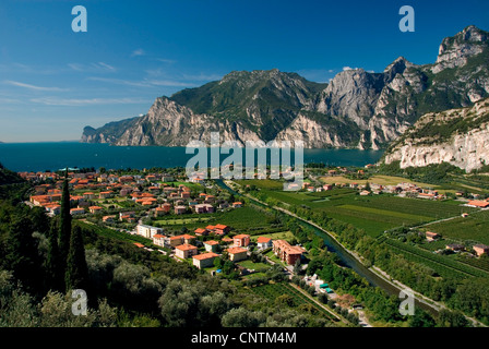 Blick auf Torbole und den Gardasee, Italien, Südtirol, Torbole Sul Garda Stockfoto