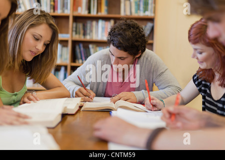 Studenten zusammen in Bibliothek Stockfoto