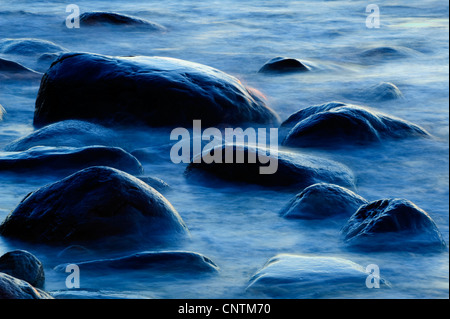 Felsen im Meer Maltic zur blauen Stunde, Nationalpark Jasmund, Rügen, Mecklenburg-Vorpommern, Deutschland Stockfoto