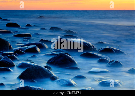 Felsen im Meer Maltic zur blauen Stunde, Nationalpark Jasmund, Rügen, Mecklenburg-Vorpommern, Deutschland Stockfoto