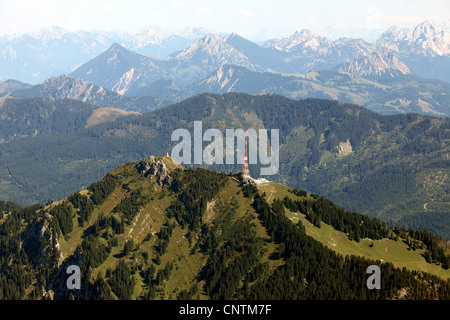 Gruenten, Ansicht von Nordwesten, Funkturm, Berg Jäger Denkmal, Wertacher Hoernle im Hintergrund, Deutschland, Bayern, Allgaeuer Alpen Stockfoto